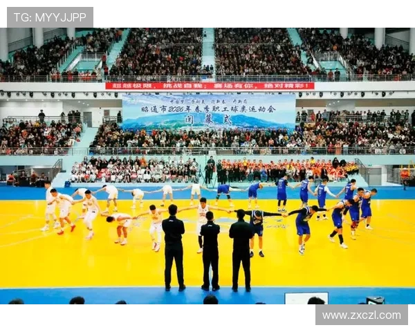 激烈对决展现运动员顽强拼搏精神，篮球赛场激情四溢掀起观众热潮